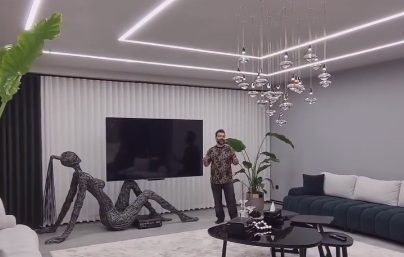 عجیب‌ترین میز تلویزیون ایران؛ مانکنی بزرگتر از یک انسان