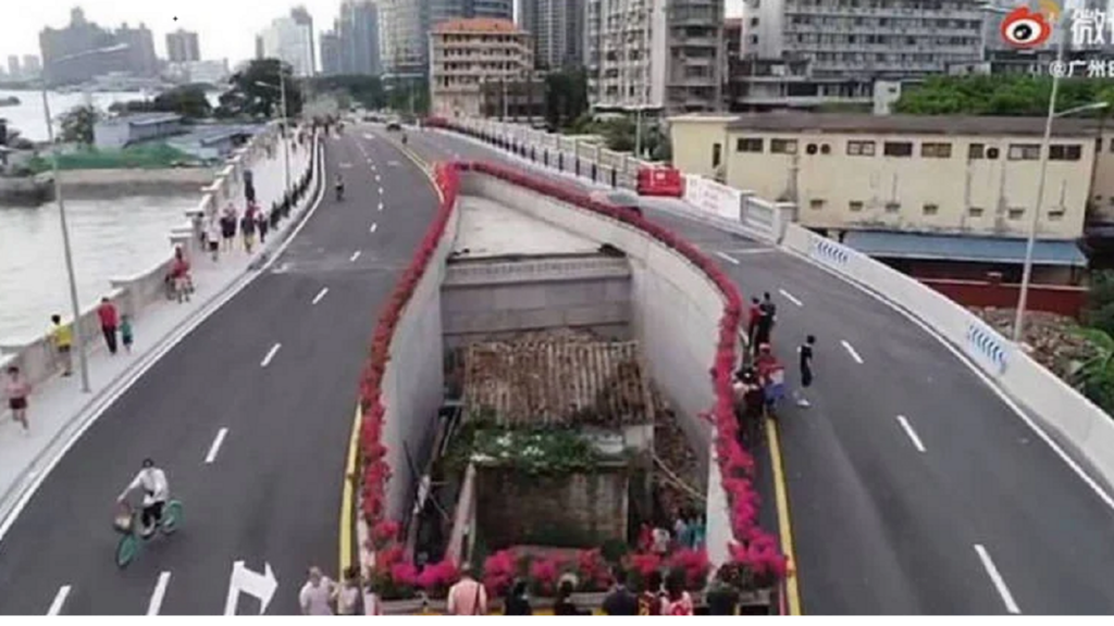 اینجا خانه لجبازترین پیرزن دنیاست که سیستم شهرسازی را بهم زده