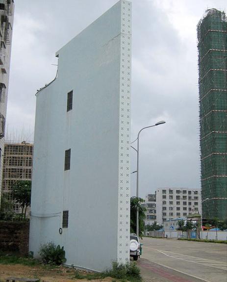 احمقانه‌ترین خانه جهان که عرض آن حتی از یک متر کمتر است