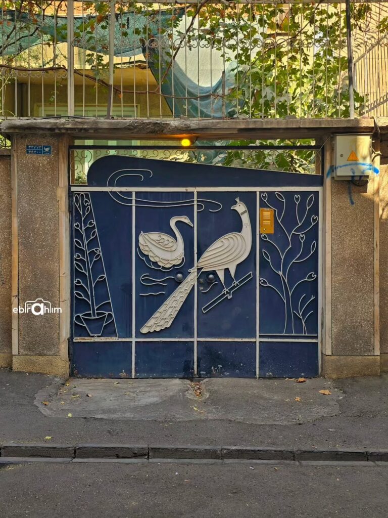 20 در زیبای تهران که همگی منقش به تصویر حیوانات هستند