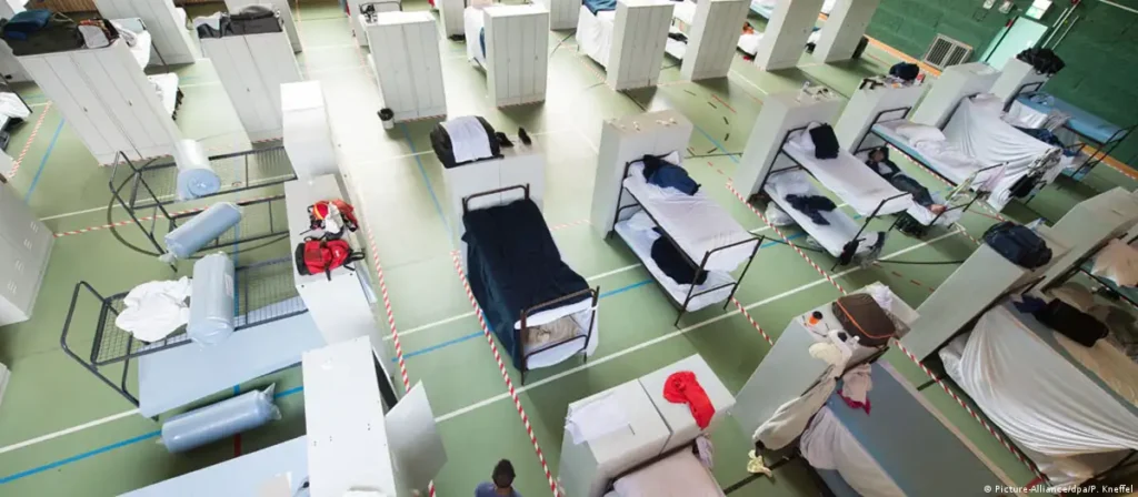 تخت خواب و اتاقک‌های کمپ‌های جهنمی پناهندگی در آلمان