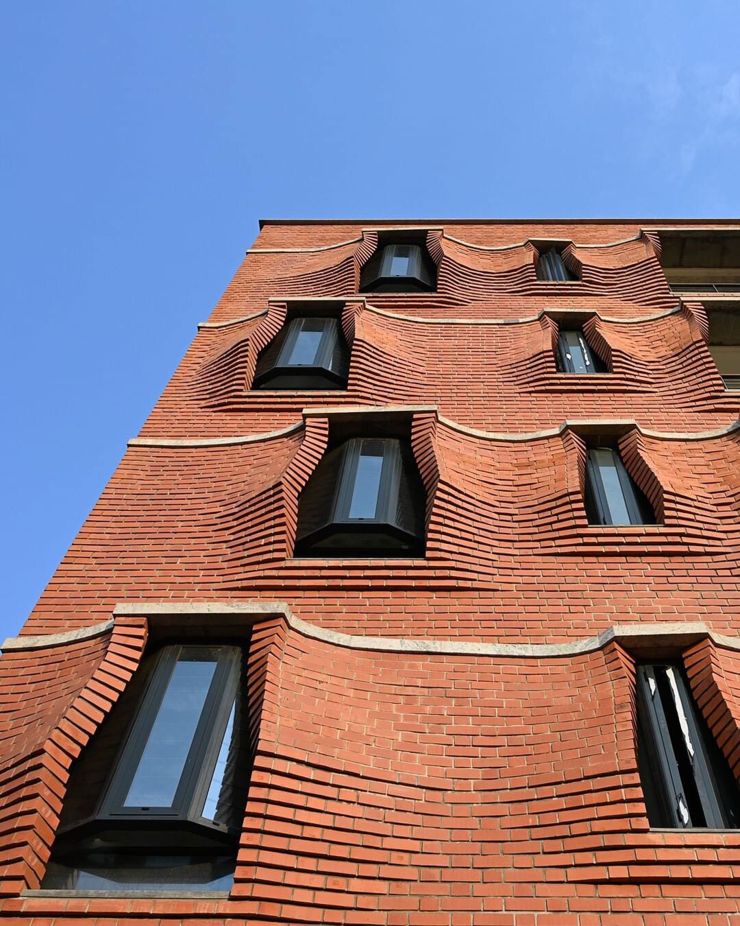 نمای آجری این ساختمان بی‌نظیر است و قابلیت رقصیدن دارد