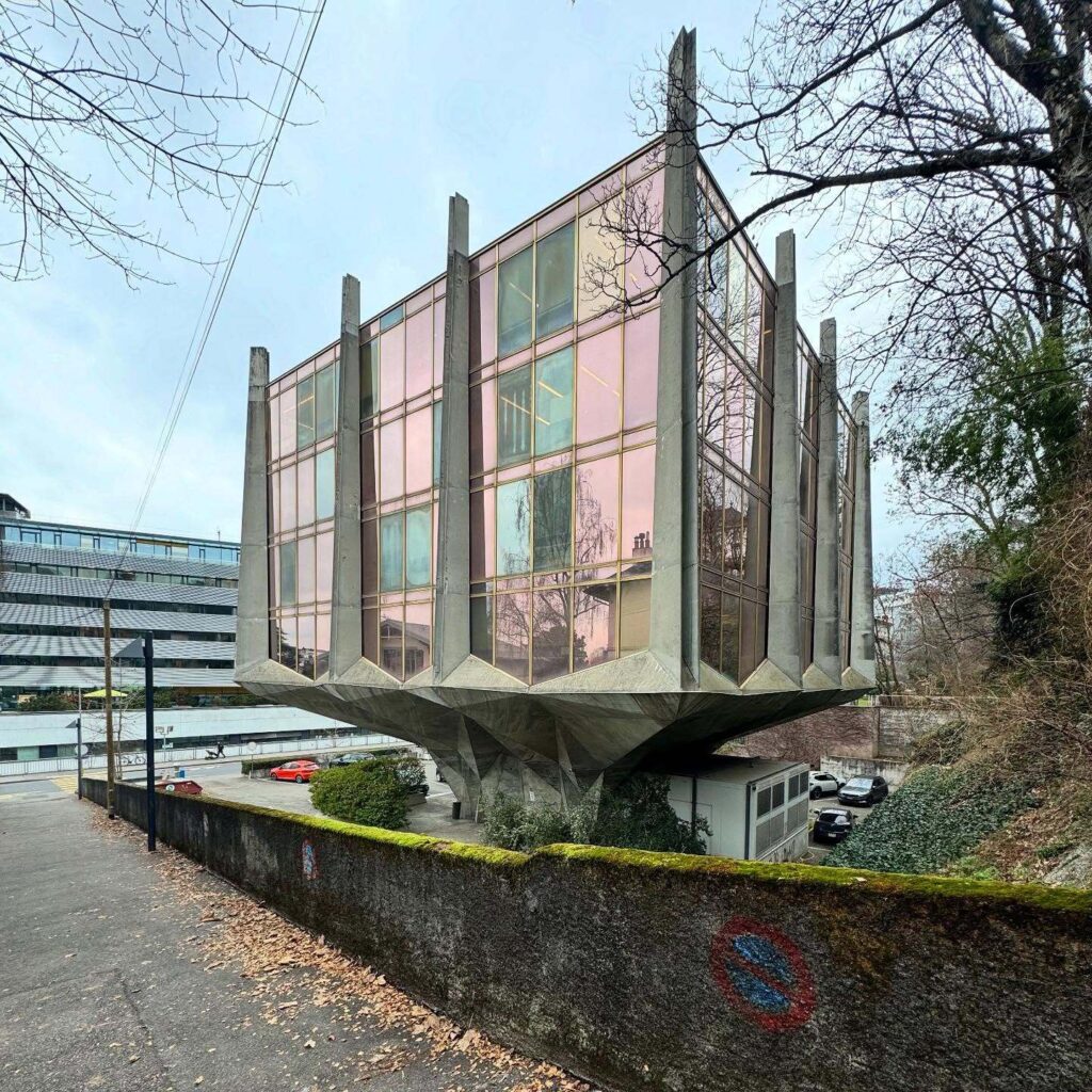 نمای این ساختمان لطیف و جذاب دقیقا عین یک گل لاله است