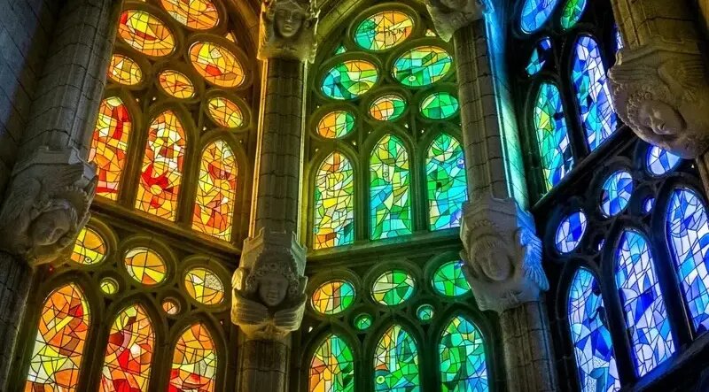 ۷ پنجره شیشه‌رنگی برتر جهان که برای زیبایی‌اش می‌شود جان داد