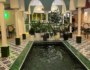 دیزاین یک گرمابه در رشت که پشتی‌هایش صابون گلنار است