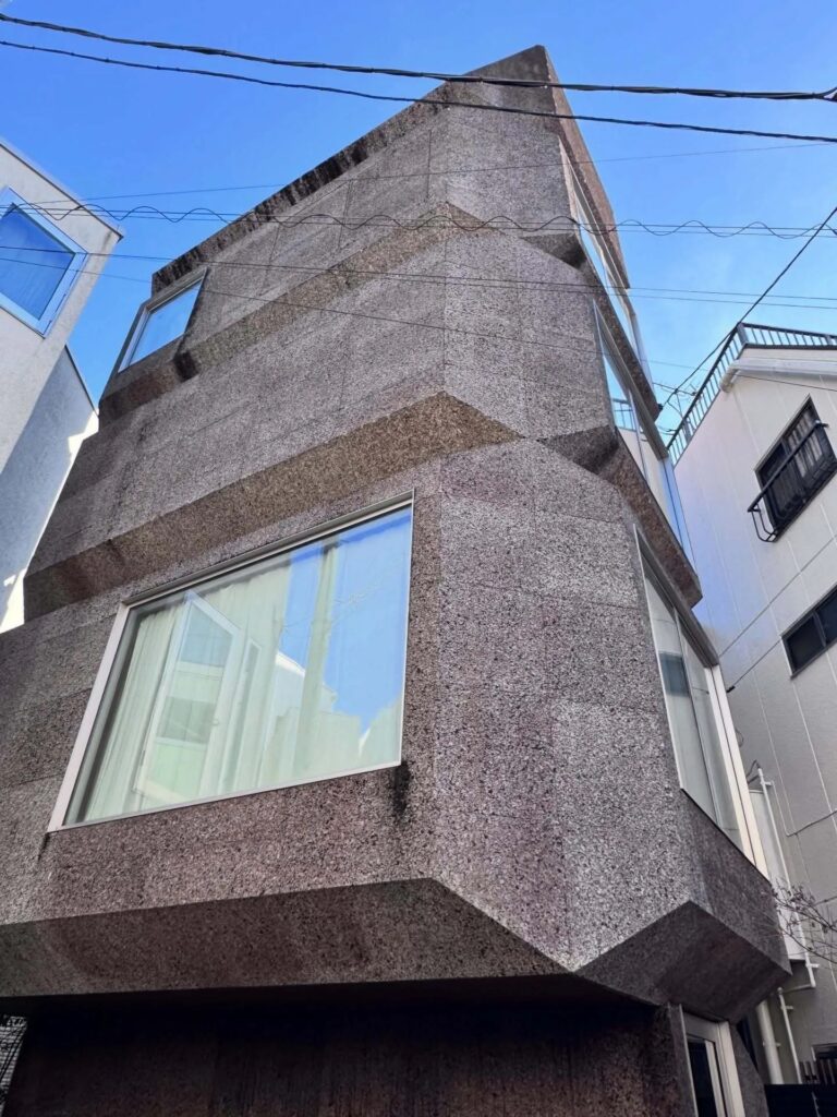 نمای جالب یک خانه ژاپنی که شبیه به چوب‌پنبه است