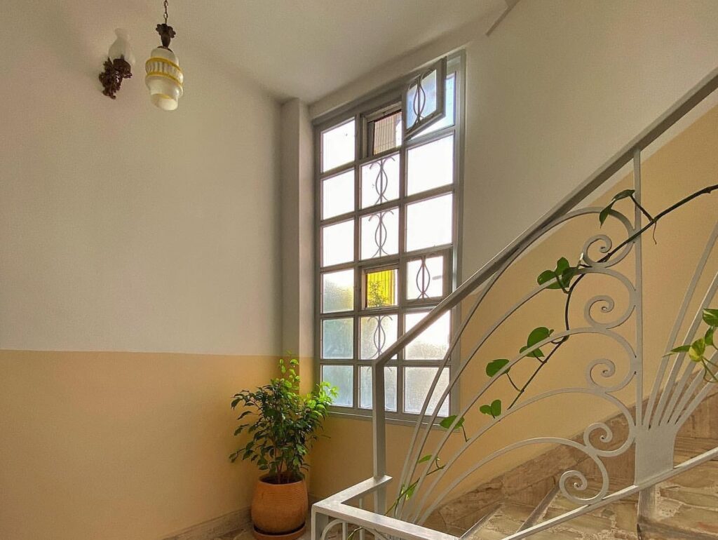 خانه‌ای به جا مانده از دوران پهلوی که در هفت تیر تهران می‌درخشد