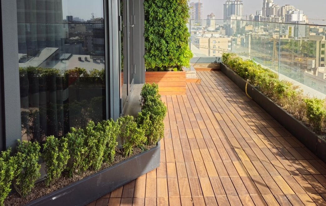 بالکن این خانه 83 متر است، خانه ما 70 متر هم نمی‌شود