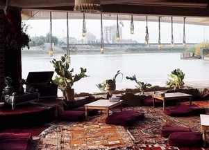 کافه‌ای روی کارون که زیبایی فرش ایرانی در آن جولان می‌دهد