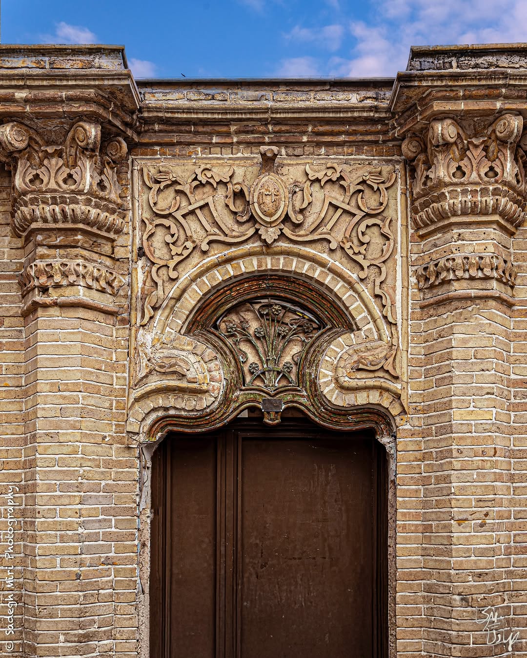 سردر رویایی و زیبای این خانه عابران را مات و مبهوت کرده است