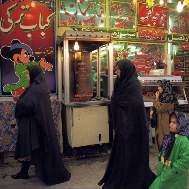 ویترین یک فست‌فود در تهران که قلب دهه شصتی‌ها را از جا می‌کند