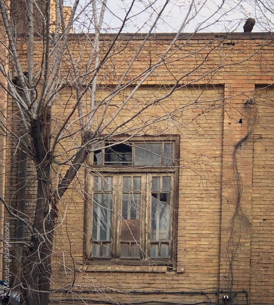 خانه آجری خسته در سی تیر تهران؛ پنجره‌ای تا ابد زنده