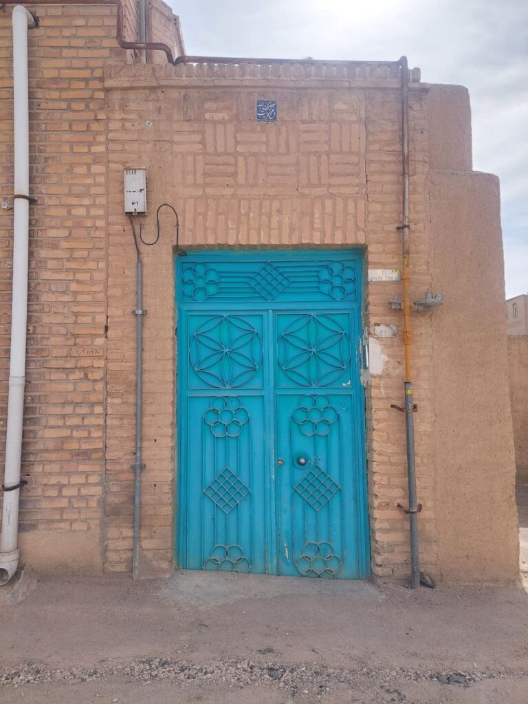 دو خانه آجری و دو در زیبا؛ مثل یک قرص شادی‌آور