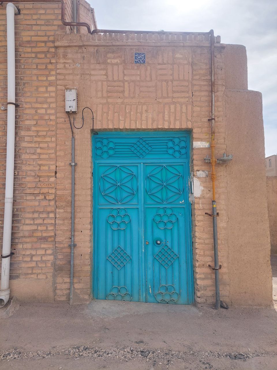 دو خانه آجری و دو در زیبا؛ مثل یک قرص شادی‌آور