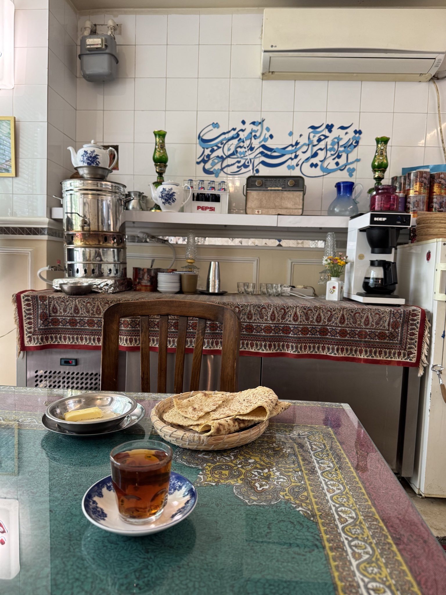 کاشی‌ها، سماور و تلویزیون این کافه، دل ایران را تنگ می‌کند