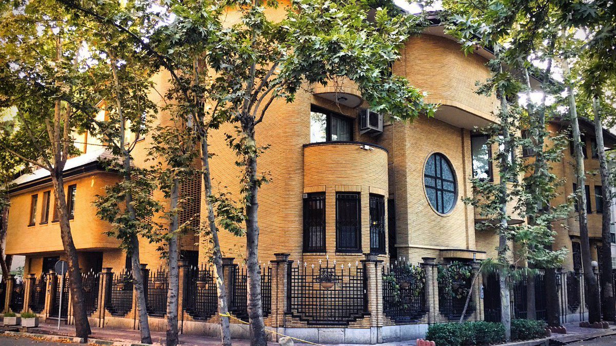 خانه زرد رنگی در کوچه‌های خاکستری تهران؛ آجرهای گرم، پنجره‌های منحنی
