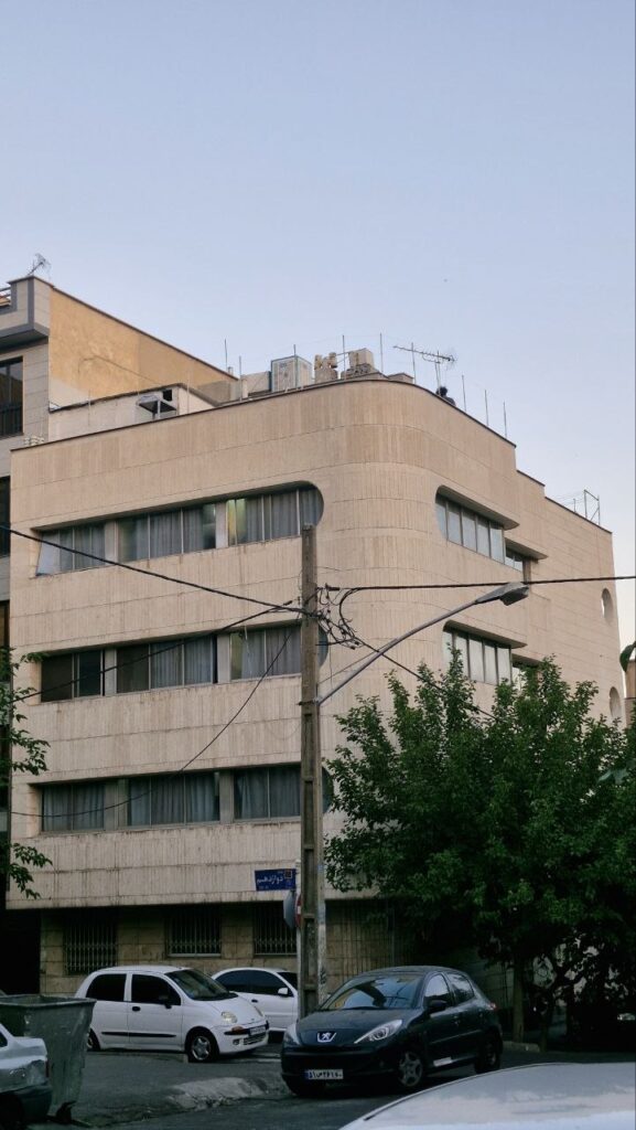 انحنای هنرمندانه نمای یک ساختمان مسکونی در یوسف‌آباد