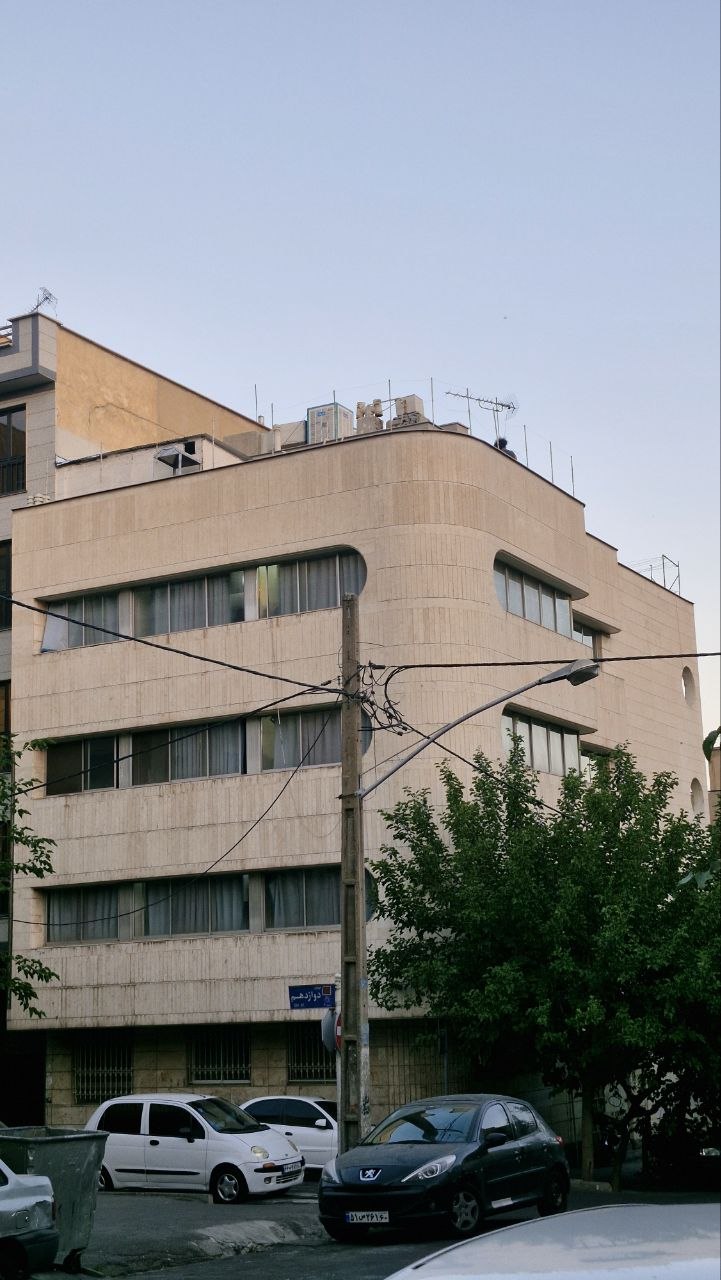 انحنای هنرمندانه نمای یک ساختمان مسکونی در یوسف‌آباد