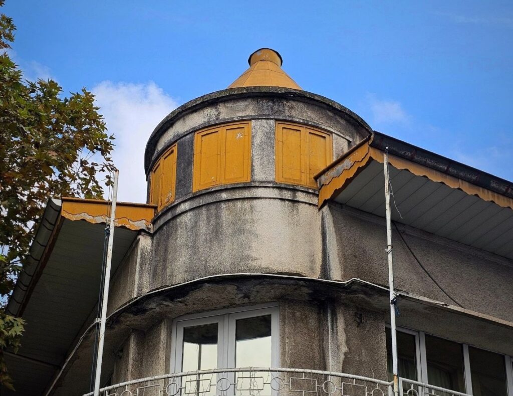 معماری متفاوت خانه‌ای در رشت؛ در حد کارت‌پستال