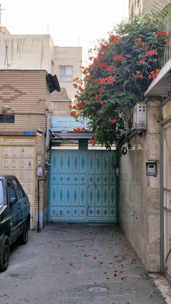 یک نگین فیروزه‌ای در پس کوچه‌های خاکستری تهران خودنمایی می‌کند