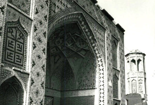 شاهکار حاج کاظم با بادگیرهای مزین به آجر و کاشی