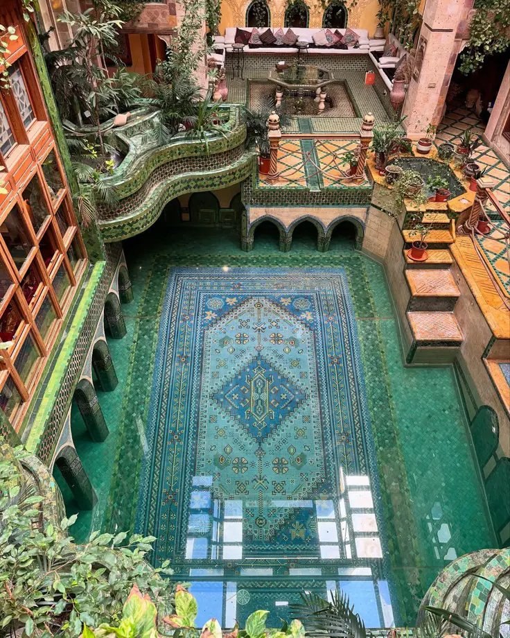 درخشش زیر آب؛ تلفیق معماری، هنر و نقش‌های ایرانی در قلب عربستان