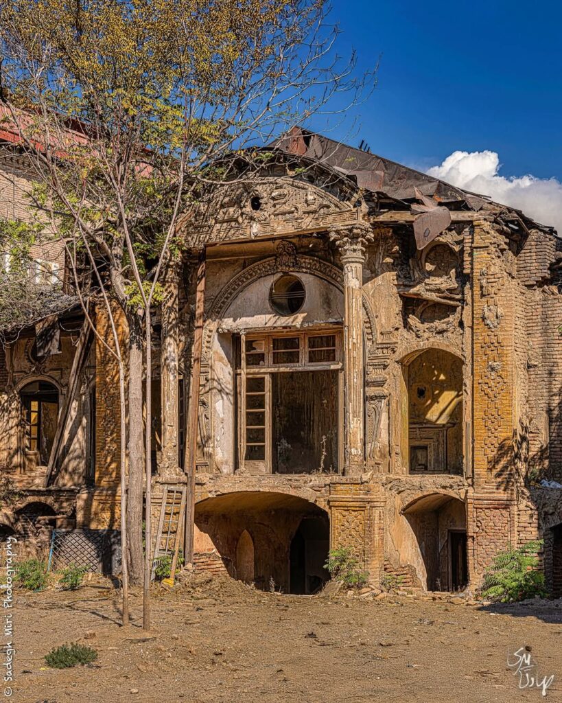 عمارت باشکوه پیرنیا؛ زیباترین خرابه تهران در دل خیابان لاله‌زار