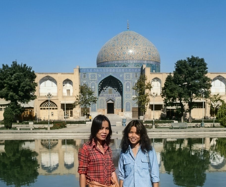 اصفهان در سال 1356؛ گردشگران در برابر شکوه مسجد شیخ لطف‌الله