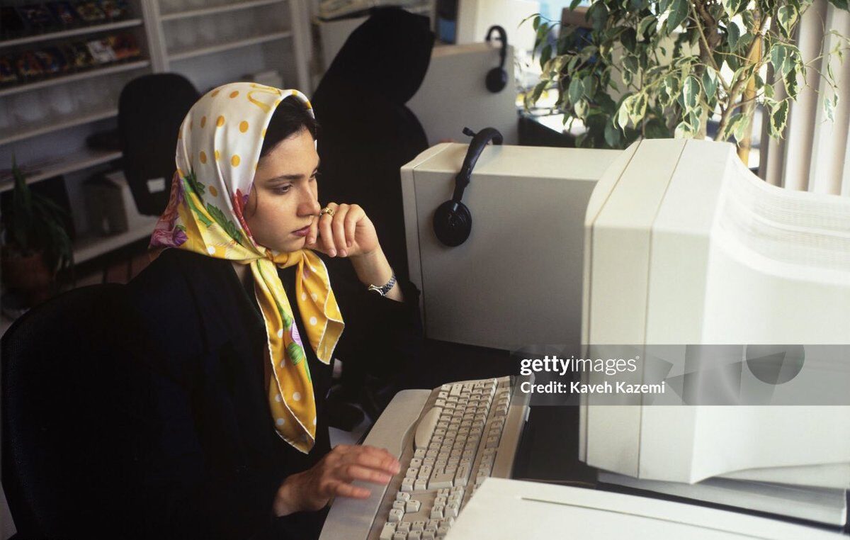 20 سال پیش، این اتاق‌های کم نور تنها پل ارتباطی به جهان بودند