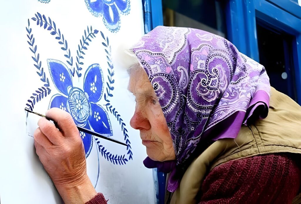 هنر در دستان مادربزرگ ۹۰ ساله؛ زنی که دیوارهای روستا را به گالری تبدیل کرد
