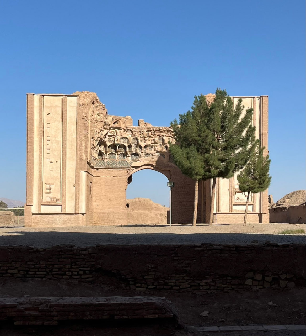 مسجدی ناتمام در خراسان که در یک انزوا دیدنی‌ غرق شده است