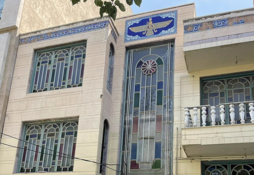 خودنمایی یک نماد باستانی روی سردر خانه‌ای امروزی در تبریز!