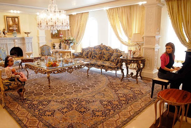 پیانو، مبلمان فرانسوی و فرش دستباف؛ قابی از خانه آزیتا در دهه 80