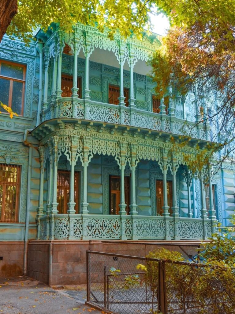 عمارت فیروزه‌ای یک شاهزاده گرجی در تفلیس که 130 سال قدمت دارد
