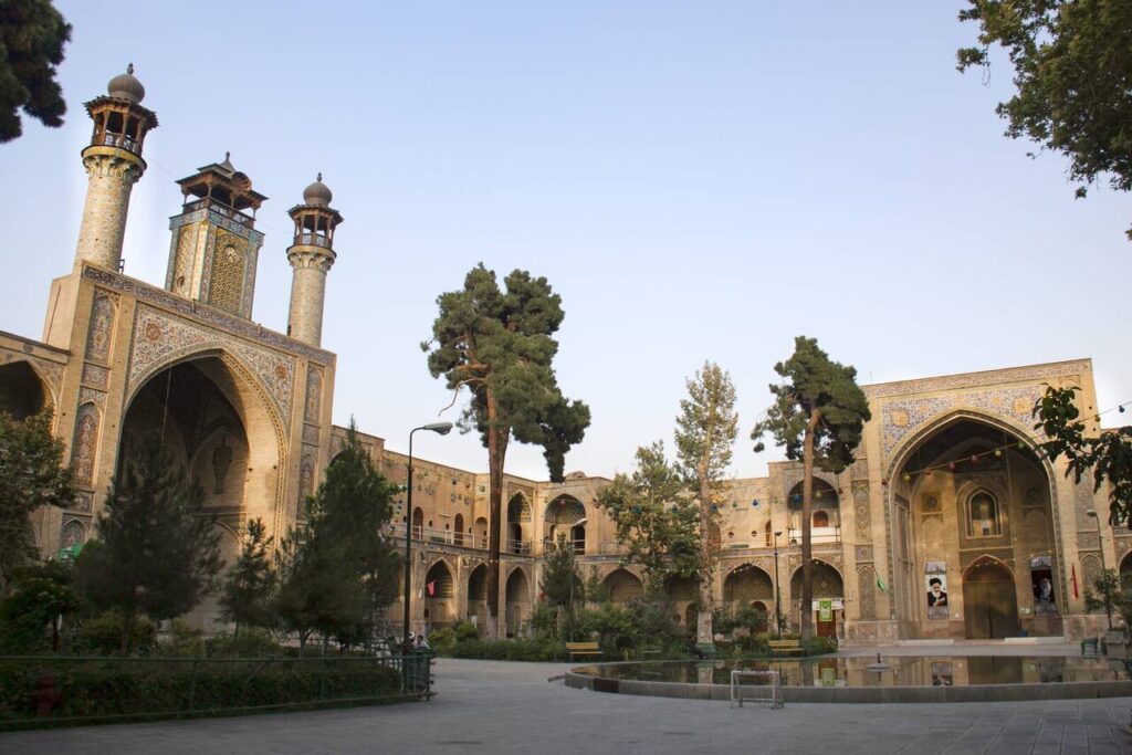 زیباترین ساختمان خیابان بهارستان در قاب تهرانِ سال 1354
