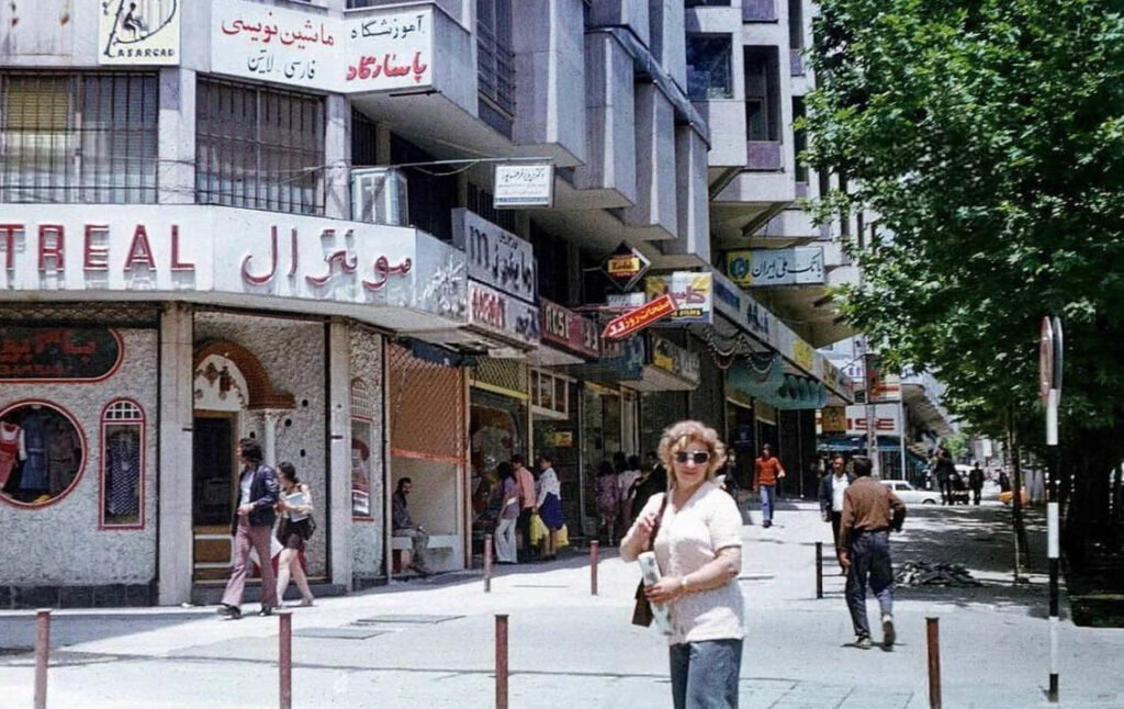 چهره متفاوت خیابان ولیعصر در سال 1350؛ تهرانِ رنگارنگ و سینما آتلانتیک