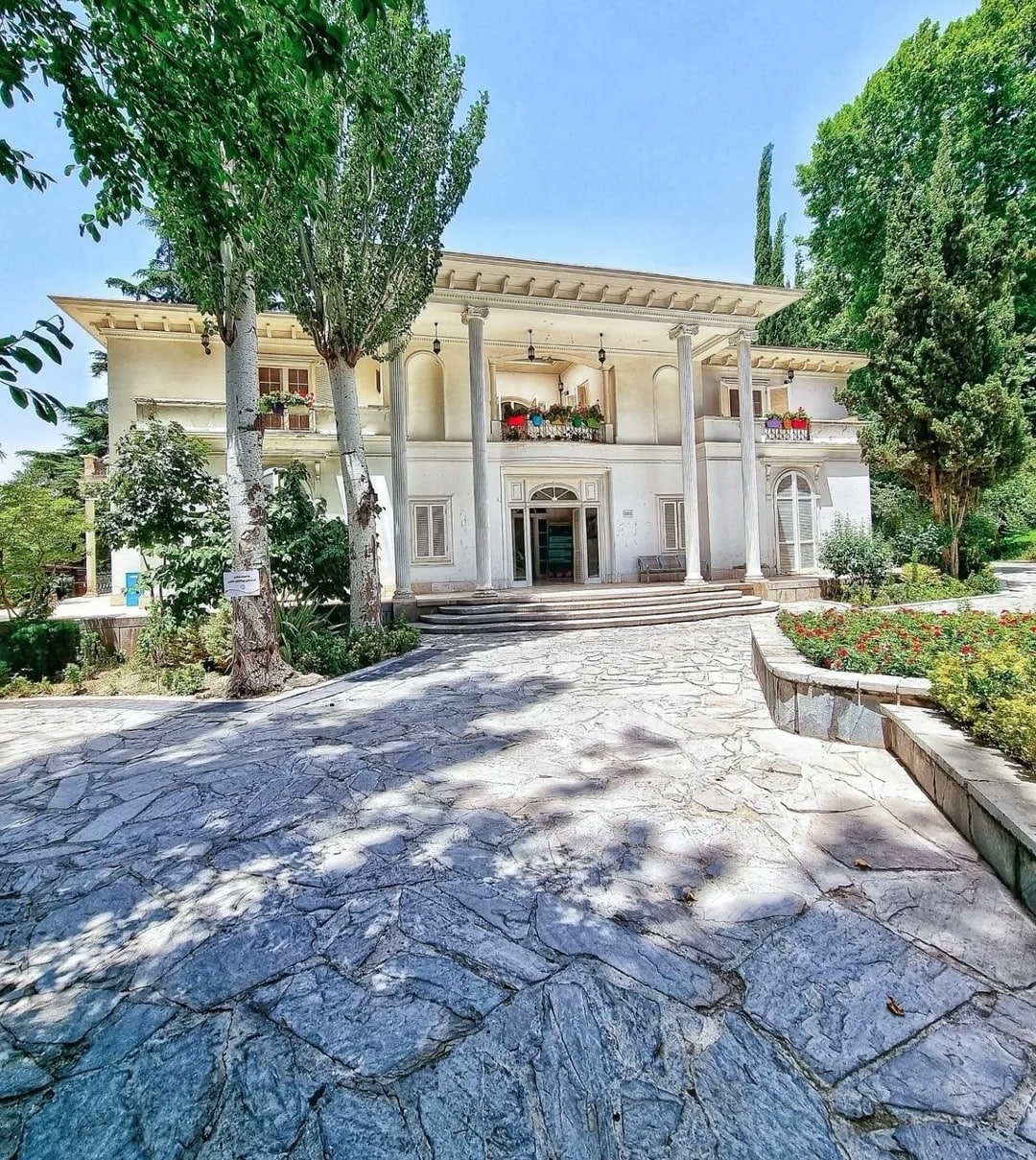 راز عمارت سفیدرنگ خسروشاهی؛ خانه مردی که مینو را به ایران آورد