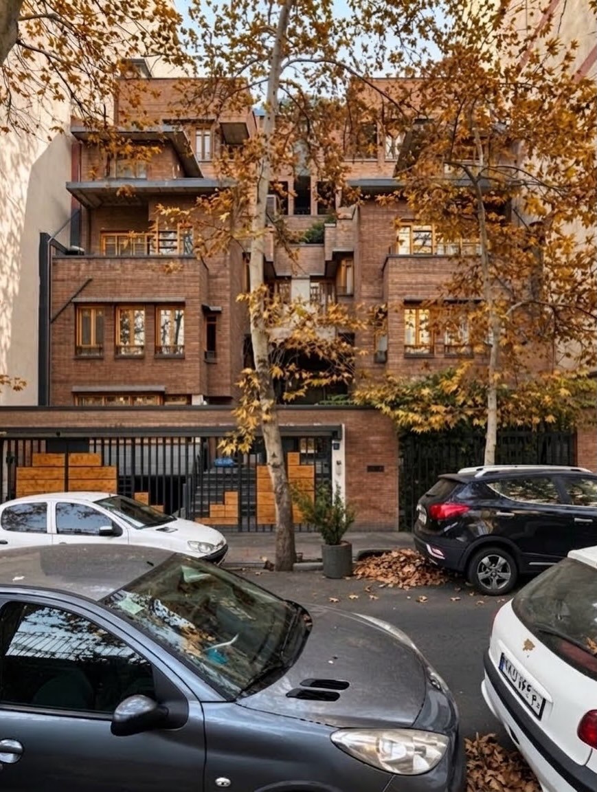 معماری متفاوت یک خانه در پاسداران؛ بازی آجر، شیشه و حجم‌های هندسی