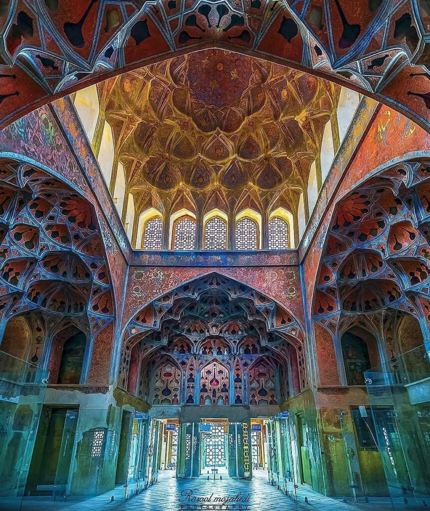 درباره تالار ۴۰۰ ساله عالی‌قاپو که راز عجیبی برای پخش صدا دارد!