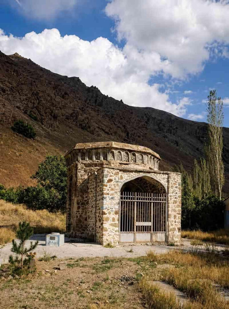 برجی 600 ساله در جاده چالوس که راز صاحبش هنوز فاش نشده است