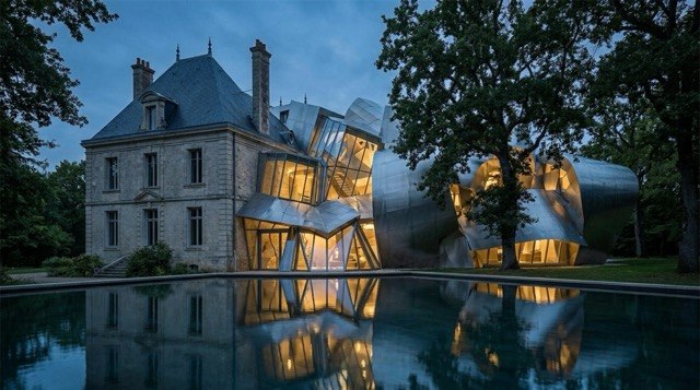 ماجرای پیوند یک عمارت سنگی با هنر مدرن با عجیب‌ترین معماری ممکن!