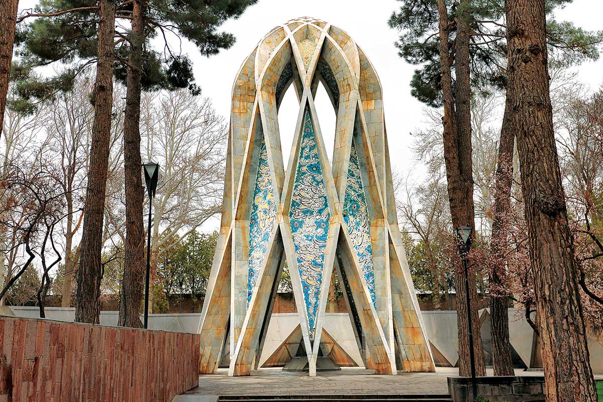 ماجرای بنای عجیب شهر نیگده در ترکیه؛ وقتی آرامگاه خیام سر از ترکیه درمی‌آورد!