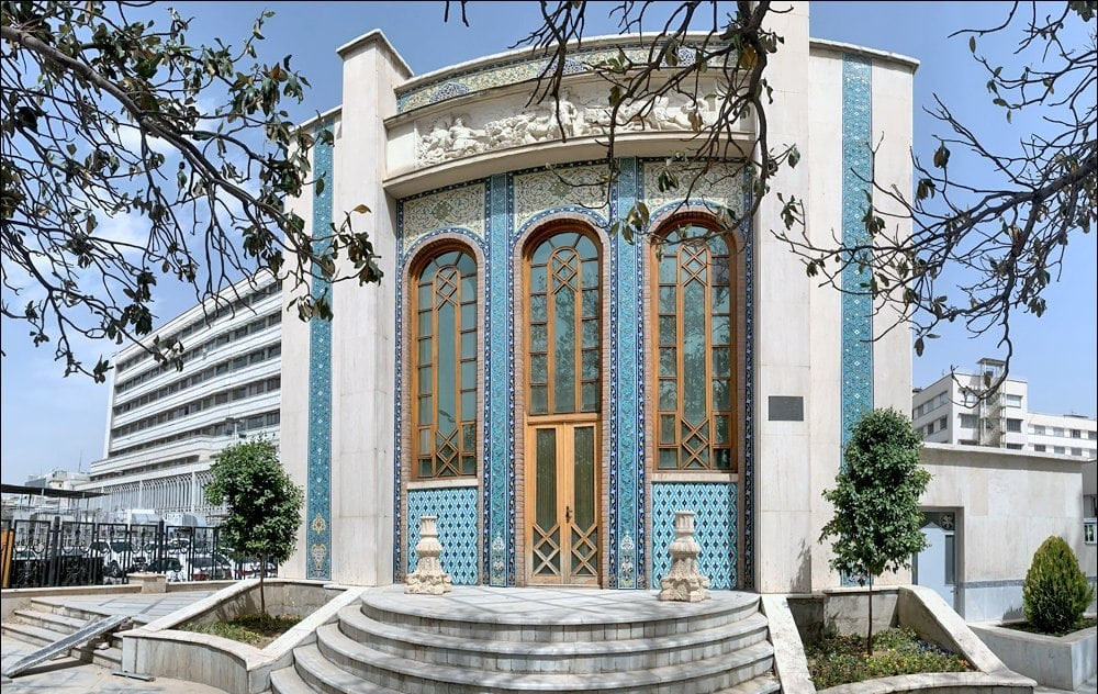 زورخانه بانک ملی؛ بنایی مهجور با نقش‌برجسته‌هایی از دل شاهنامه