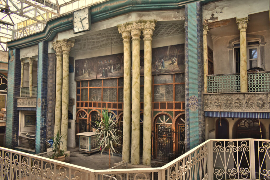 عمارت باشکوه قجری که پشت ویترین یک پاساژ آنتیک، پنهان شده است