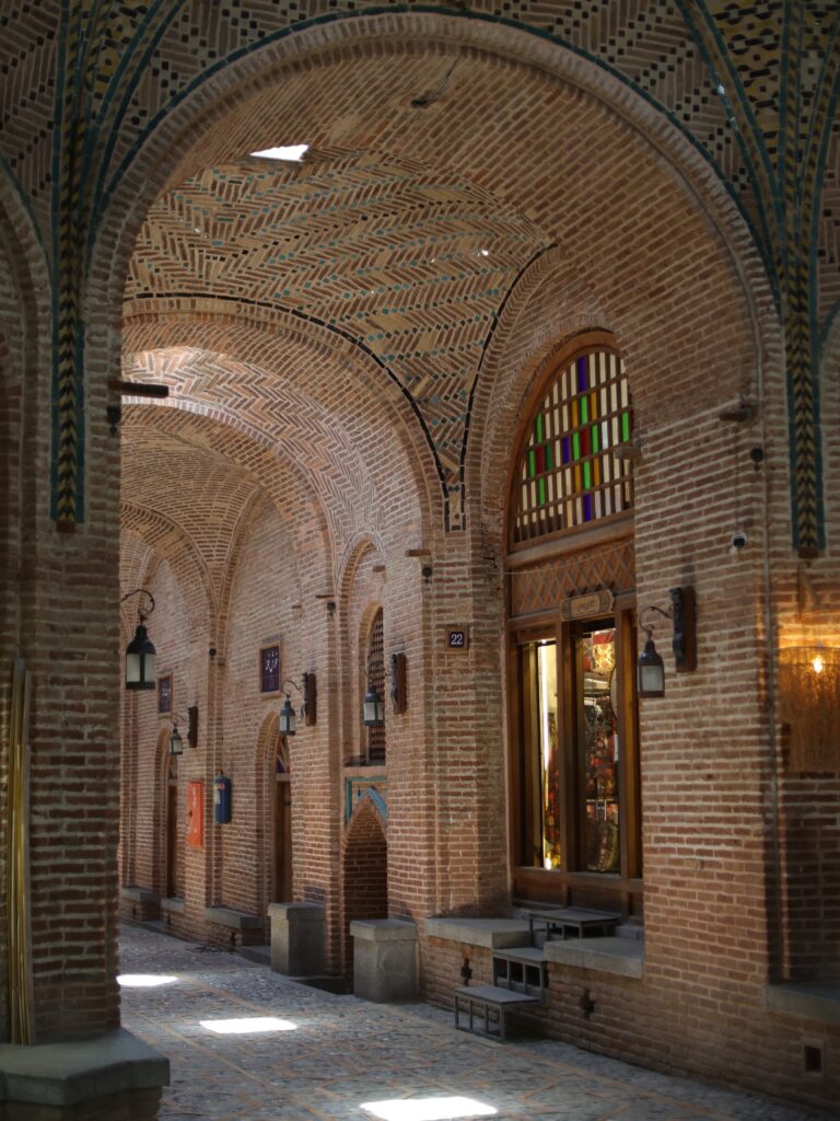 یک شهر تاریخی زیر سقف‌های آجری؛ بزرگ‌ترین کاروانسرای سرپوشیده ایران